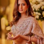 Sargun Mehta Instagram – Tere deewani ♥️

Outfit : @anjaleeandarjunkapoor
Stylist : @d_devraj
Jewellery- @balkishanjewellers 
Pic – @farazdaksaifuddin

#cocktail #cocktailparty