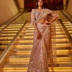 Sargun Mehta Instagram – Nirri agg e aa ??

Outfit : @anjaleeandarjunkapoor
Stylist : @d_devraj 
Jewellery- @balkishanjewellers 
Pic – @farazdaksaifuddin 

#cocktail #cocktailparty