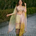 Sargun Mehta Instagram – Ab bass aap honslon ki udaan dekhna,
Hum woh parinde hain jo pinjra le udengey🕊
 – anonymous 

Outfit : @monikanidhii @spiffypublicrelations
Stylist : @d_devraj
Style team : @bhairaviahuja
📸 – @farazdaksaifuddin

#haldi #haldioutfit