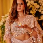 Sargun Mehta Instagram – Tere deewani ♥️

Outfit : @anjaleeandarjunkapoor
Stylist : @d_devraj
Jewellery- @balkishanjewellers 
Pic – @farazdaksaifuddin

#cocktail #cocktailparty