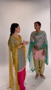 Sargun Mehta Instagram - Behind the scenes ❤️ Tuhanu ki lagda sade dona chon jada ladaki kon hou film ch 😃 Saunkan Saunkne releasing on 13 May .. @sargunmehta @ammyvirk @amarjitsaron @amberdeepsingh