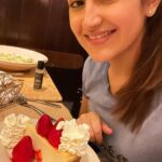 Sayyeshaa Saigal Instagram - Yess…that’s the expression of happiness!! 😁 Dessert makes me happy! 😍😍😍😍 #dessertlover#cheesecake#sweettooth#traveldiaries#makingmemories