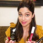 Shamita Shetty Instagram – 𝙏𝙝𝙚 𝙤𝙣𝙡𝙮 𝙑𝙚𝙜𝙖𝙣 𝙗𝙧𝙖𝙣𝙙 𝙄 𝙩𝙧𝙪𝙨𝙩 𝙛𝙤𝙧 𝙢𝙮 𝙚𝙫𝙚𝙧𝙮𝙙𝙖𝙮 𝙡𝙤𝙤𝙠 𝙞𝙨 𝘼𝙚𝙜𝙩𝙚’𝙨 𝙡𝙞𝙜𝙝𝙩𝙬𝙚𝙞𝙜𝙝𝙩, 𝙧𝙚𝙨𝙪𝙡𝙩𝙨-𝙤𝙧𝙞𝙚𝙣𝙩𝙚𝙙 𝙥𝙧𝙤𝙙𝙪𝙘𝙩𝙨 𝙞𝙣𝙛𝙪𝙨𝙚𝙙 𝙬𝙞𝙩𝙝 𝙩𝙝𝙚 𝙥𝙤𝙬𝙚𝙧 𝙤𝙛 𝙣𝙖𝙩𝙪𝙧𝙖𝙡 𝙞𝙣𝙜𝙧𝙚𝙙𝙞𝙚𝙣𝙩𝙨. 🌿 

Prep your skin with Aegte’s Skin Corrector DD cream for an instant glow, add a pop of natural flush to your lips, cheeks and the eyelids with Beetroot Lip & Cheek tint. Give the bold eye look with 24 hours stay Waterproof Eyeliner and end the look with a Lip Serum that works as a Lip Plumper and Brightening Gloss for fuller and pink lips. ✅✨

𝙋𝙧𝙤𝙙𝙪𝙘𝙩𝙨 𝙐𝙨𝙚𝙙 :

@aegteofficial

⚡Beetroot Lip and Cheek Tint Balm (Rosy Pink)
⚡Skin Corrector DD Cream (BB+CC) 
⚡24 hrs Stay Intense Black Waterproof Liquid Eyeliner
⚡Lip Plumper Serum & Brightening Gloss for Instant Plump Lips

 𝘼𝙙𝙙 𝙩𝙝𝙞𝙨 𝙩𝙤 𝙮𝙤𝙪𝙧 𝙧𝙤𝙪𝙩𝙞𝙣𝙚, 𝙞𝙛 𝙮𝙤𝙪 𝙝𝙖𝙫𝙚𝙣’𝙩 𝙖𝙡𝙧𝙚𝙖𝙙𝙮. 💯👌

𝘾𝙝𝙚𝙘𝙠𝙤𝙪𝙩 𝘼𝙚𝙜𝙩𝙚’𝙨 𝙤𝙛𝙛𝙞𝙘𝙞𝙖𝙡 𝙬𝙚𝙗𝙨𝙞𝙩𝙚 𝙬𝙬𝙬.𝙖𝙚𝙜𝙩𝙚.𝙞𝙣 𝙛𝙤𝙧 𝙤𝙛𝙛𝙚𝙧𝙨.
..
..
#aegte #veganmakeup #organicskincare