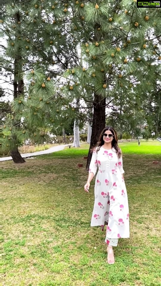 Shamita Shetty Instagram - The Summer Feelin' ☀️🌳☀️ . . . . . #reeloftheday #summervibes #summerheat #walkwalkwalk #lovealways