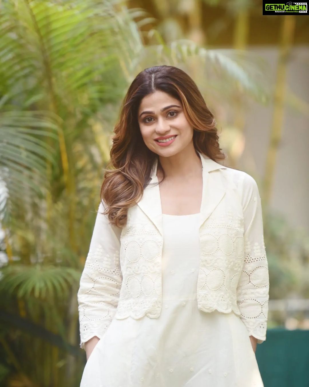 Shamita Shetty Instagram - S I M P L I C I T Y 🤍 . . . Outfit- @glocaliv @vblitzcommunications . . #postoftheday #pictureoftheday #simplicity #white #smile #lovealways