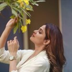 Shamita Shetty Instagram - Head full of dreams, hand full of flowers❤️ . . . #naturesbeauty #flowers #love #mood #pictureoftheday #springvibes #naturelovers #yellowvibes