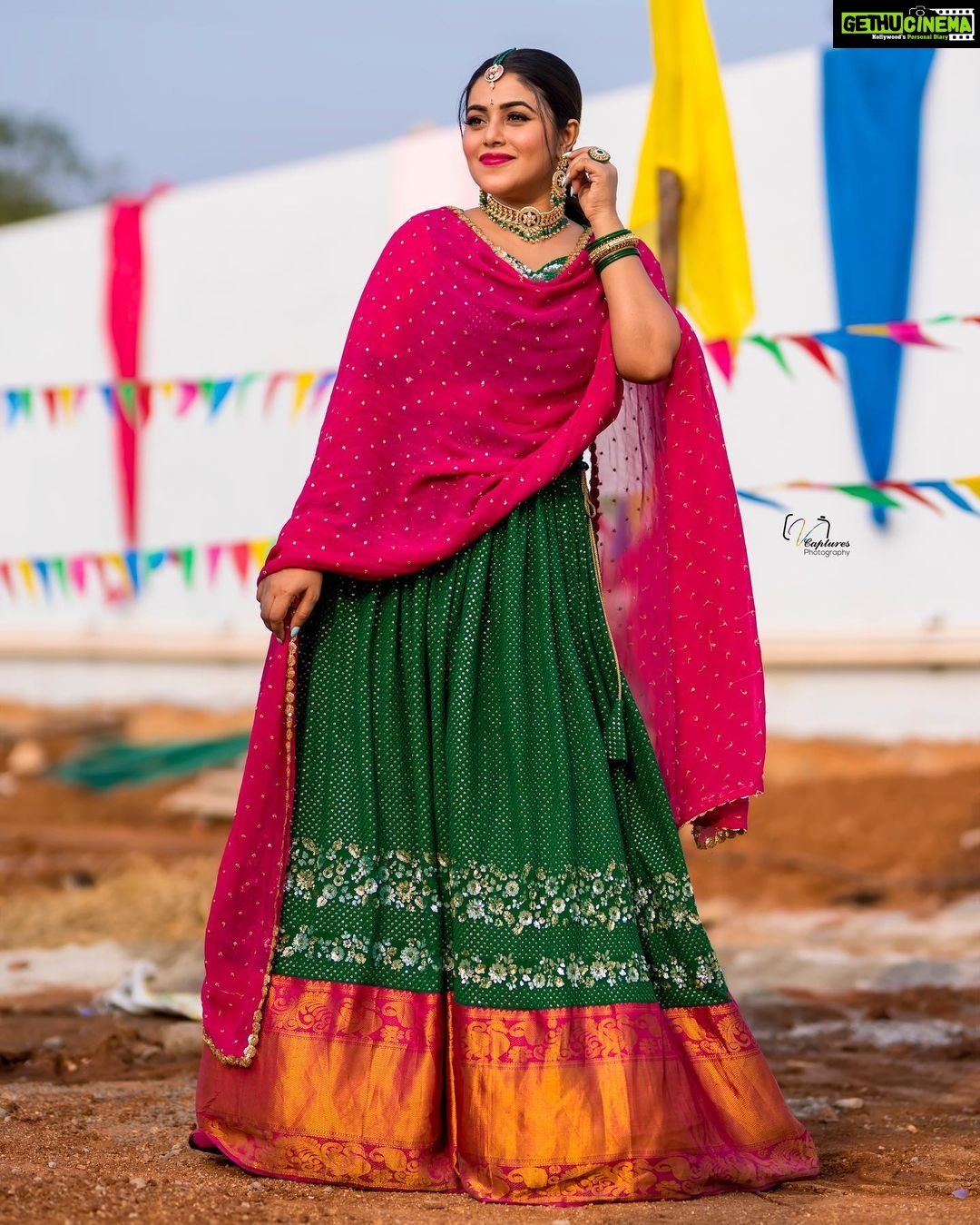 Shamna Kasim Instagram - U glow differently when u are actually Happy❤️ Outfit: @feathersbtq Jwellery: @kushalsfashionjewellery Hairstylist: @koduruamarnath Pics: @v_capturesphotography Personal staff: @bhanu.reshma.90 #lovemyjob ❤️