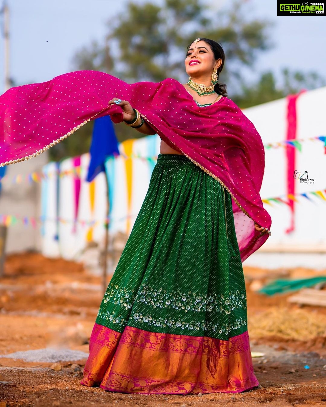 Shamna Kasim Instagram - U glow differently when u are actually Happy❤️ Outfit: @feathersbtq Jwellery: @kushalsfashionjewellery Hairstylist: @koduruamarnath Pics: @v_capturesphotography Personal staff: @bhanu.reshma.90 #lovemyjob ❤️