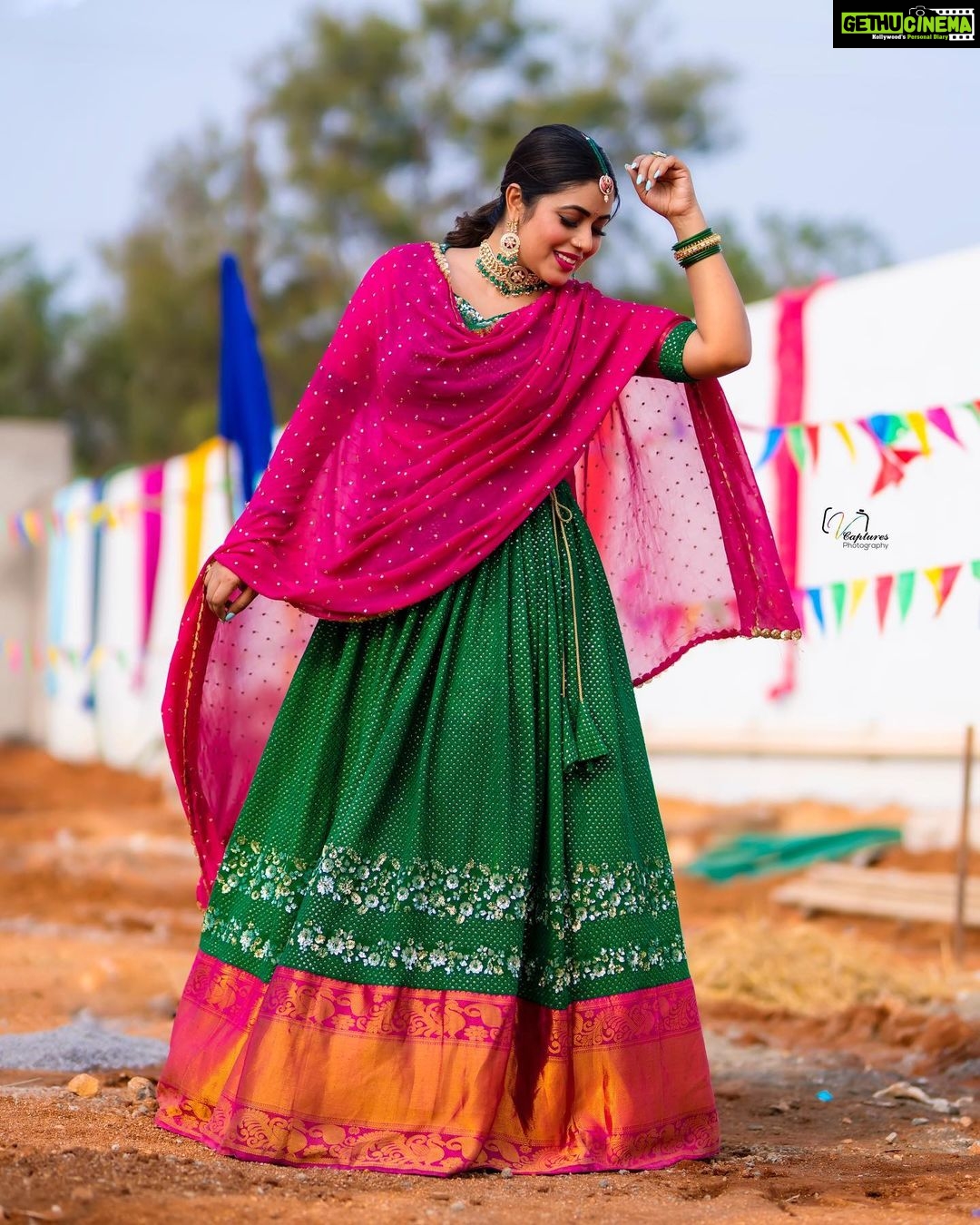 Shamna Kasim Instagram - U glow differently when u are actually Happy❤️ Outfit: @feathersbtq Jwellery: @kushalsfashionjewellery Hairstylist: @koduruamarnath Pics: @v_capturesphotography Personal staff: @bhanu.reshma.90 #lovemyjob ❤️