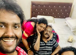 Shanmuga Pandian Instagram - Picture with Dad❤️Happy birthday mom 🤗 🧿 . . #happybirthdaymom#happybirthday#captain#family#completefamily#happyfamily#vijayaprabhakaran#vijayakanth#premalathavijayakanth#shanmugapandian#kollywood#cinema#politics#political#leader