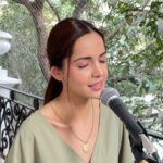 Shazahn Padamsee Instagram - Singing an acoustic version of Britney’s Toxic. Love the original but felt like doing a chilled version of it. What do you think? 🎶💚 #singer #cover #music #reels #feelitreelit #explore #reelsinstagram #reelsindia #reelitfeelit