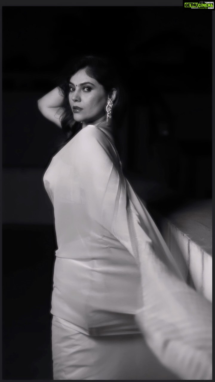 Sherin Instagram - 2M views!! Woohoo go watch the song now, link in the bio. Visuals - @dharshanswaroop and @hharsha29 #sherin #slowmotion #saree #rain #thuruthurukangal #tamil #tamilsongs #tamilsong #love