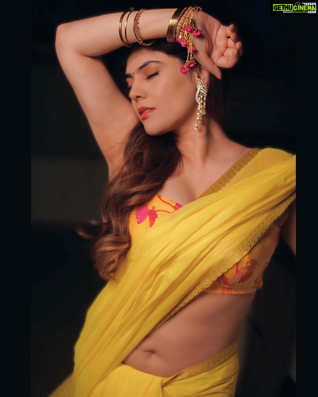 Sherin Instagram - 💛💛💛 📸 - @dharshanswaroop @hharsha29 #sherin #yellowsaree #saree #indian #love
