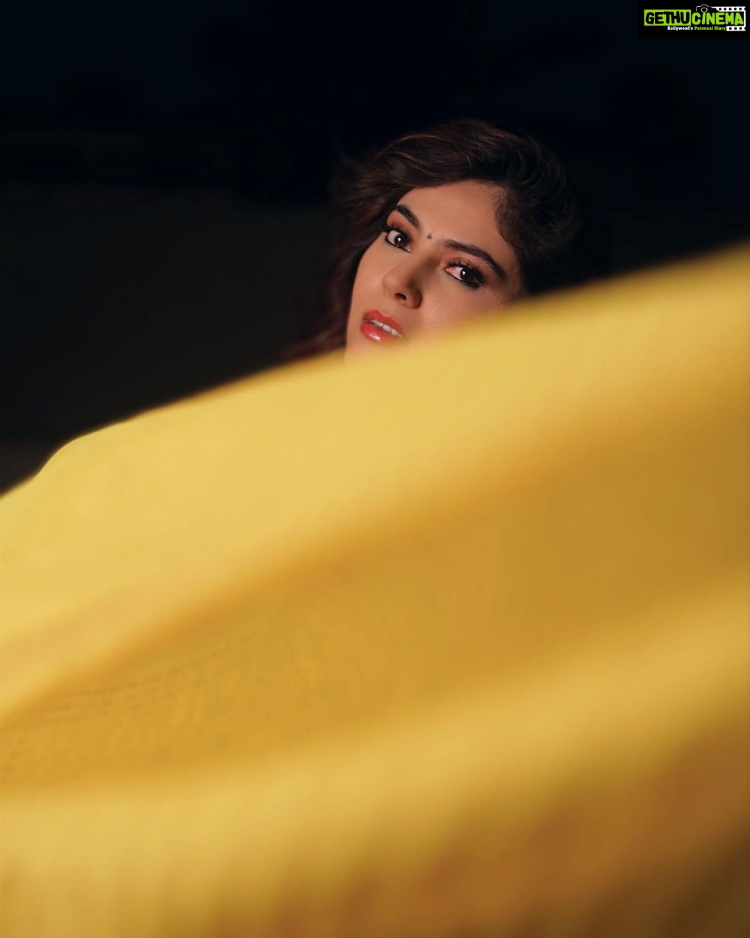 Sherin Instagram - 💛💛💛 📸 - @dharshanswaroop @hharsha29 #sherin #yellowsaree #saree #indian #love