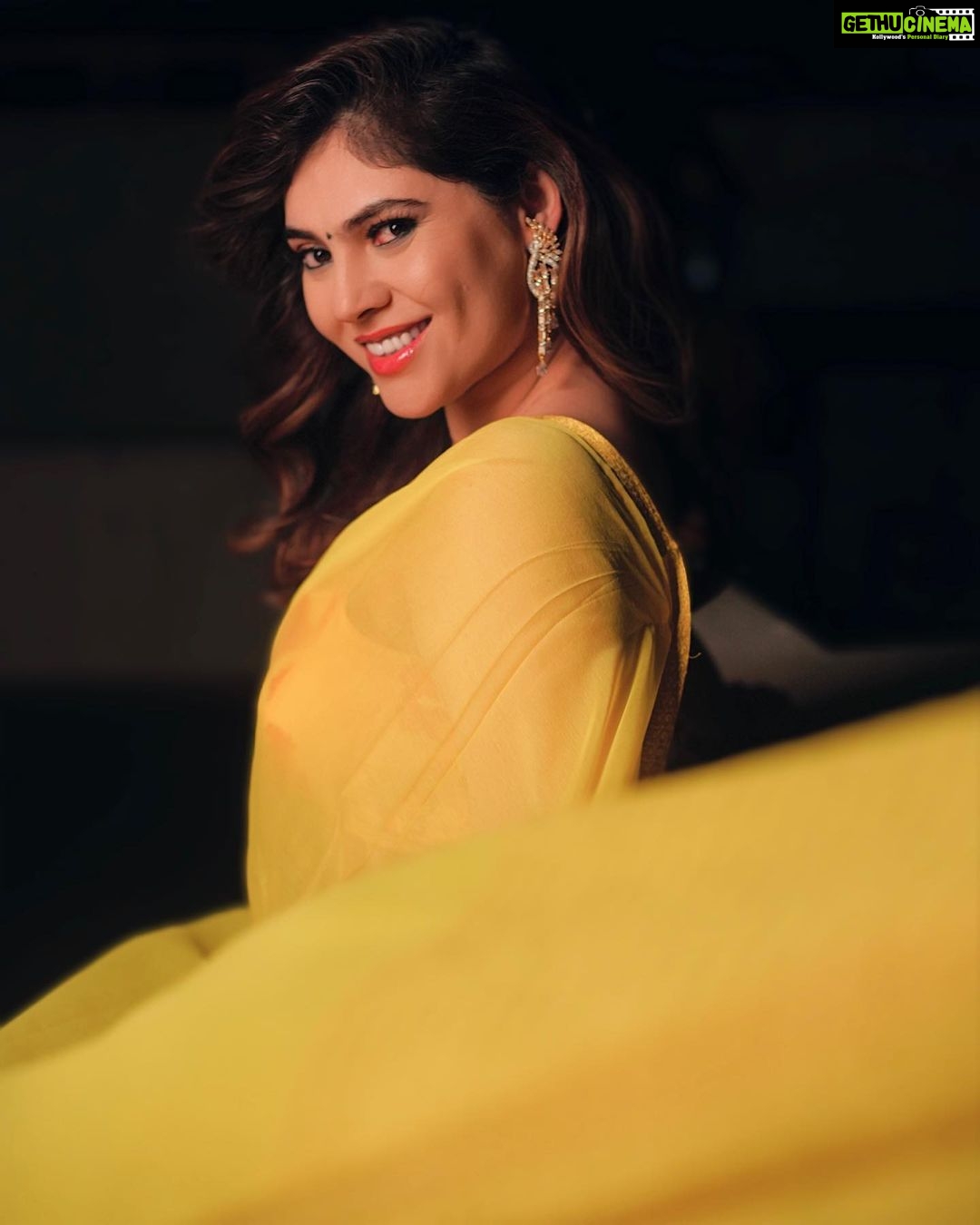Sherin Instagram - 💛💛💛 📸 - @dharshanswaroop @hharsha29 #sherin #yellowsaree #saree #indian #love