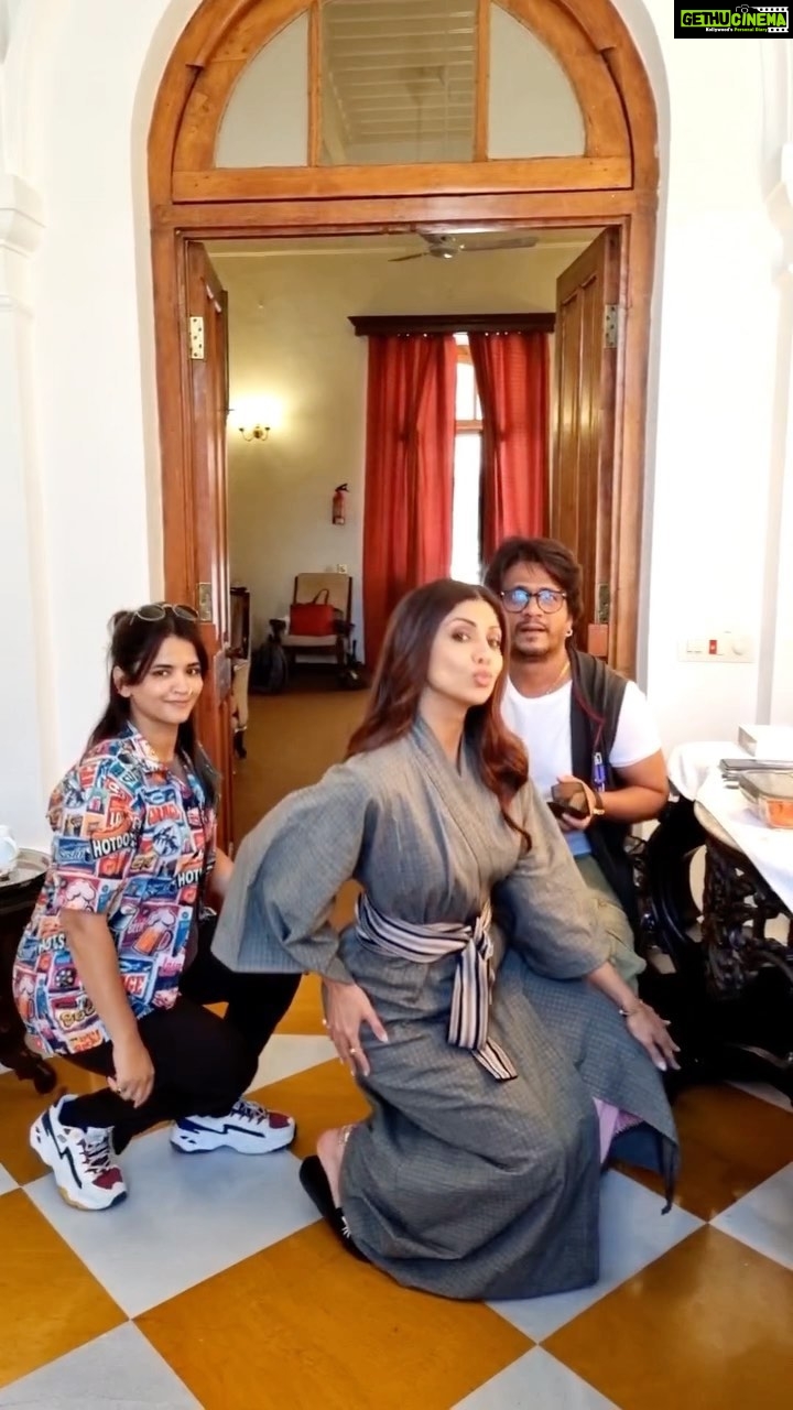 Shilpa Shetty Instagram - Vibing on some @beyonce energy today ♨️🌞💫 @hairstories_byseema @ajayshelarmakeupartist . . . . . #Sukhee #onset #PatialaDiaries #behindthescenes #BTS #reelitfeelit #reelkarofeelkaro #trending #explore