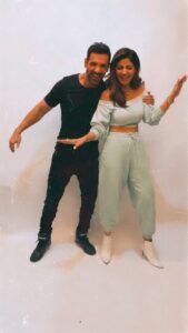 Shilpa Shetty Instagram - The reunion we didn’t know we needed 🥳💃🏻🕺😋

@filmy.mirchi 
.
.
.
.
.
.
#reelitfeelit #reelsinstagram #explore #shutupandbounce #friends #instagramreels #shapeofyou #PintolaShapeOfYou