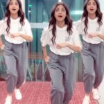 Shilpa Shetty Instagram - Ek ka teen… Ek ka teen… Ek ka teen… 😜😜😜 . . . . . #reelsinstagram #reelitfeelit #reelkarofeelkaro #funnyvideos #funnyreels #explore #explorepage #fyp #dancereels #airportlook