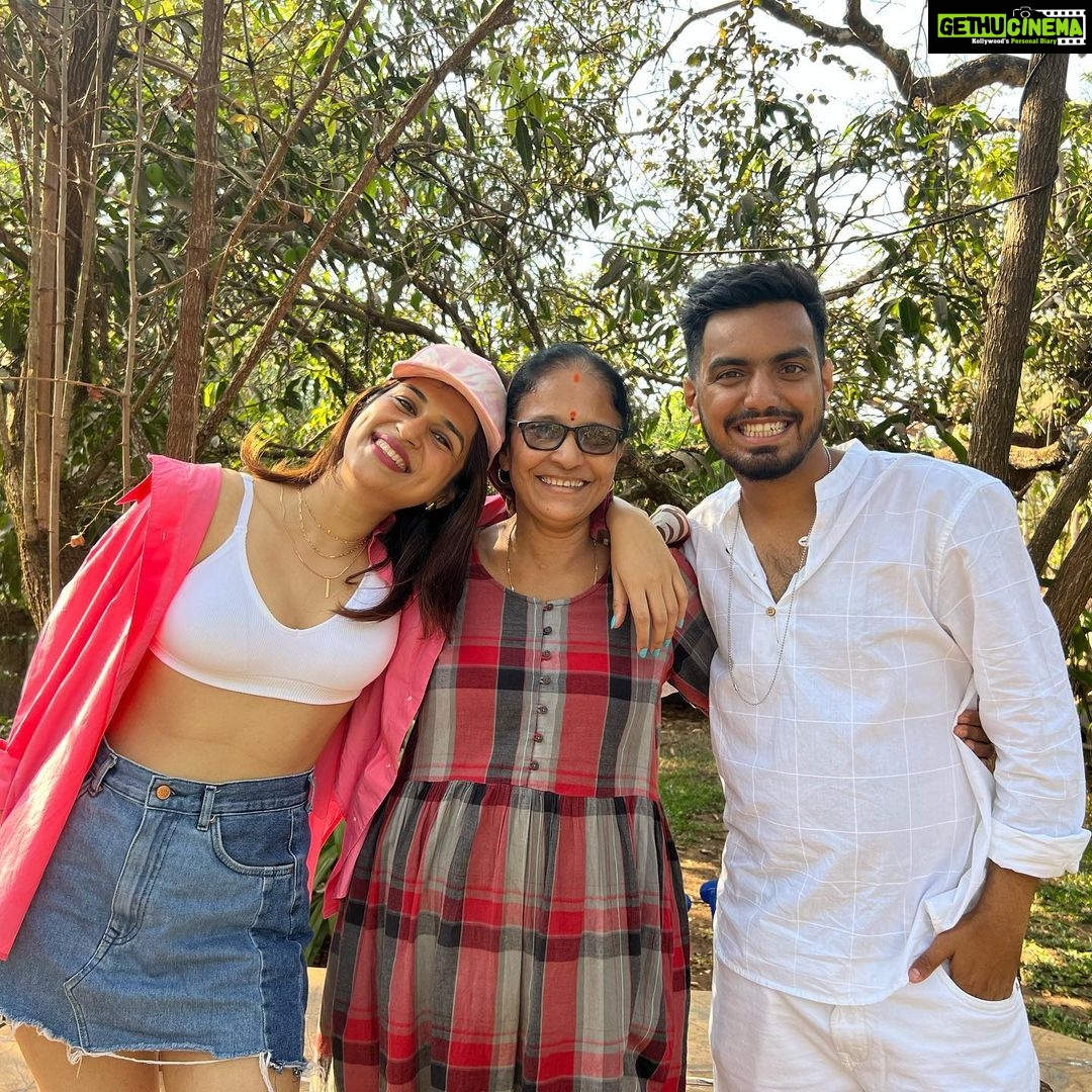 Shraddha Das Instagram - Could I be any happier?! π Thank you @gouriepatil @snehzala , @mumbaiphotowala , @amanjaitly9 , @ankit5589 , @thesharpeyeddude for this super fun and memorable birthday! @bistrovagator #goa #birthday #vagator #friendstrip Bistro Vagator