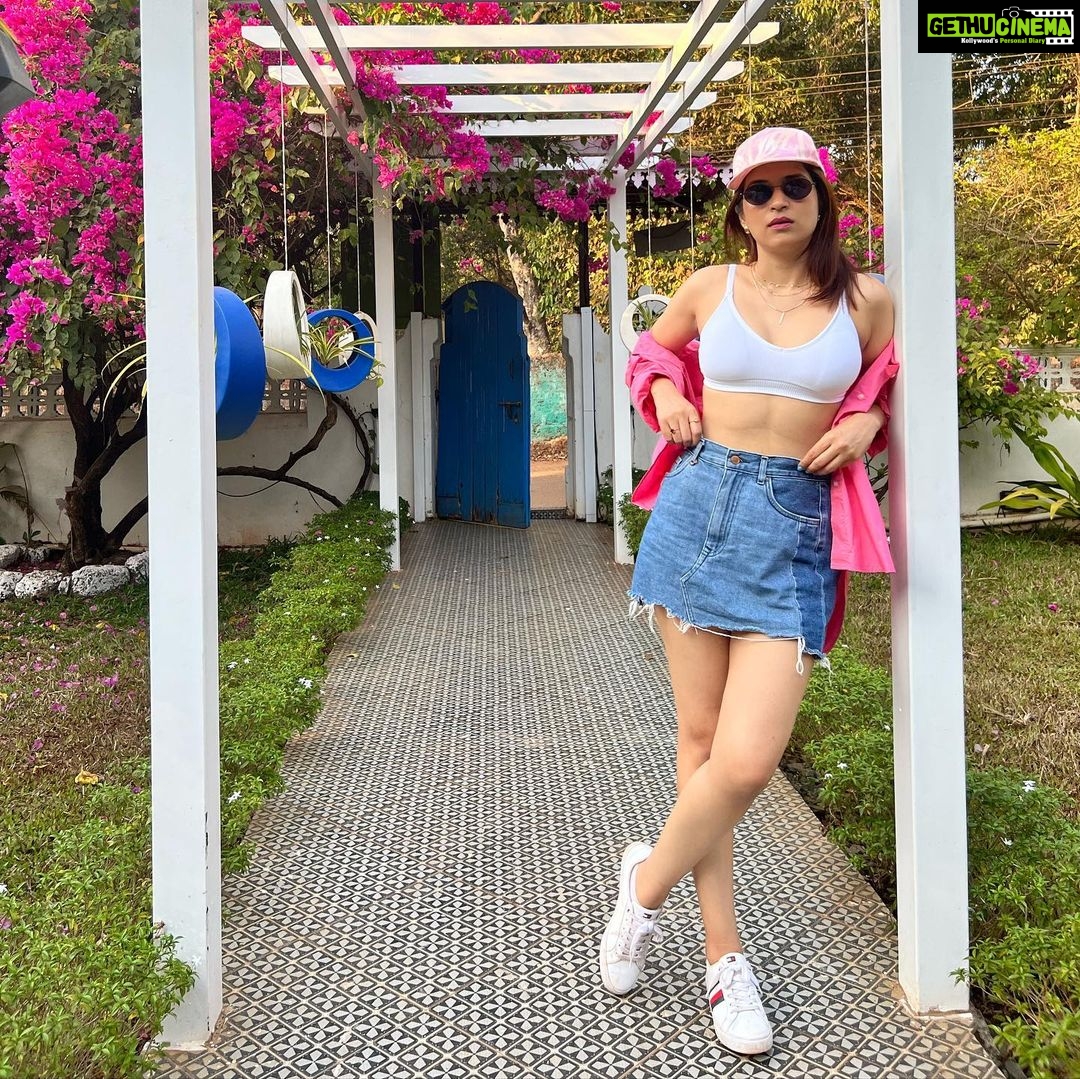Shraddha Das Instagram - Of course, I don’t know how to act my age. I’ve never been this age before! Happy Birthday to me🥳 📸 @mumbaiphotowala & @snehzala Styling: @artbyavnee @bistrovagator #birthday #goa #vagator #pink Bistro Vagator