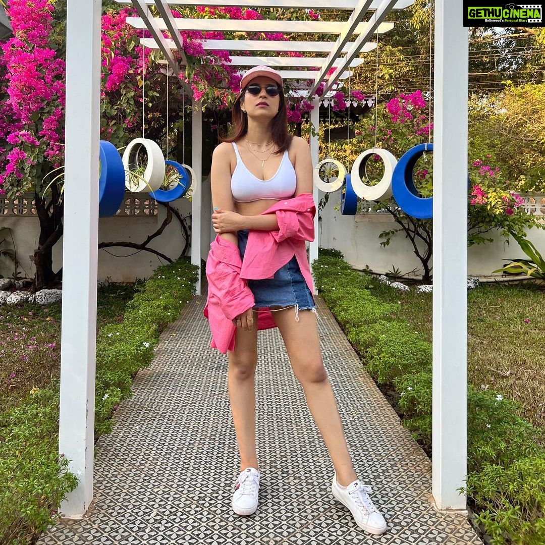 Shraddha Das Instagram - Of course, I don’t know how to act my age. I’ve never been this age before! Happy Birthday to me🥳 📸 @mumbaiphotowala & @snehzala Styling: @artbyavnee @bistrovagator #birthday #goa #vagator #pink Bistro Vagator