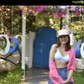 Shraddha Das Instagram - Of course, I don’t know how to act my age. I’ve never been this age before! Happy Birthday to me🥳 📸 @mumbaiphotowala & @snehzala Styling: @artbyavnee @bistrovagator #birthday #goa #vagator #pink Bistro Vagator