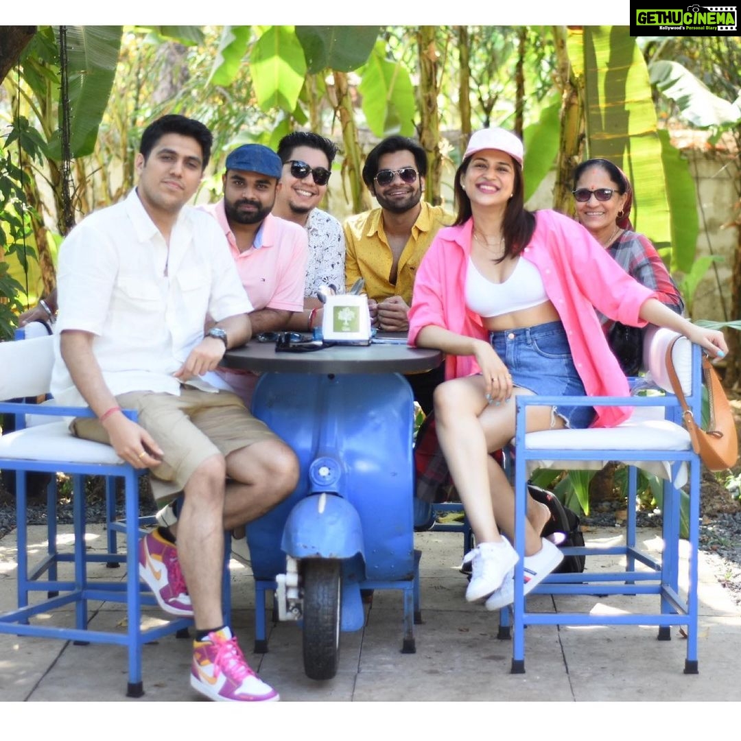 Shraddha Das Instagram - Could I be any happier?! π Thank you @gouriepatil @snehzala , @mumbaiphotowala , @amanjaitly9 , @ankit5589 , @thesharpeyeddude for this super fun and memorable birthday! @bistrovagator #goa #birthday #vagator #friendstrip Bistro Vagator