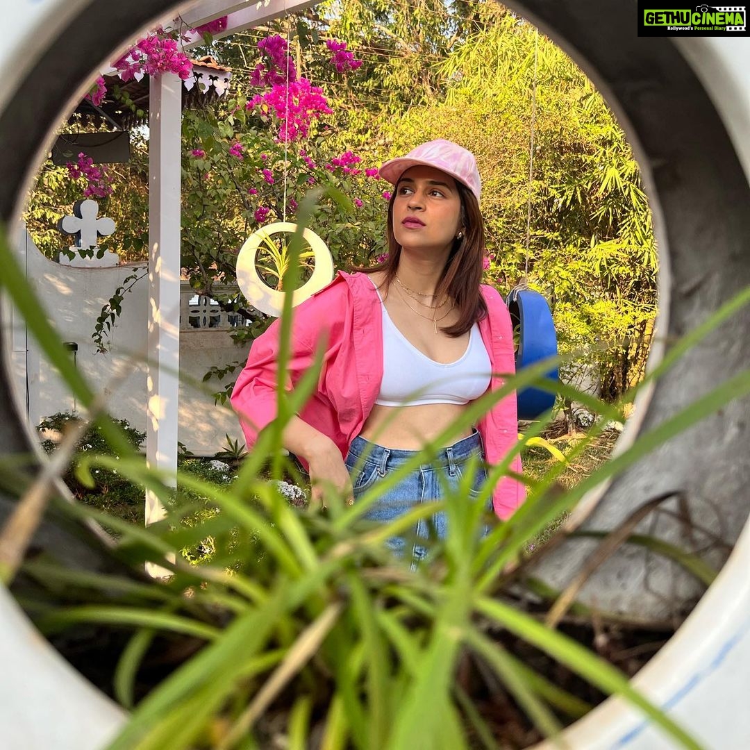 Shraddha Das Instagram - Of course, I don’t know how to act my age. I’ve never been this age before! Happy Birthday to me🥳 📸 @mumbaiphotowala & @snehzala Styling: @artbyavnee @bistrovagator #birthday #goa #vagator #pink Bistro Vagator