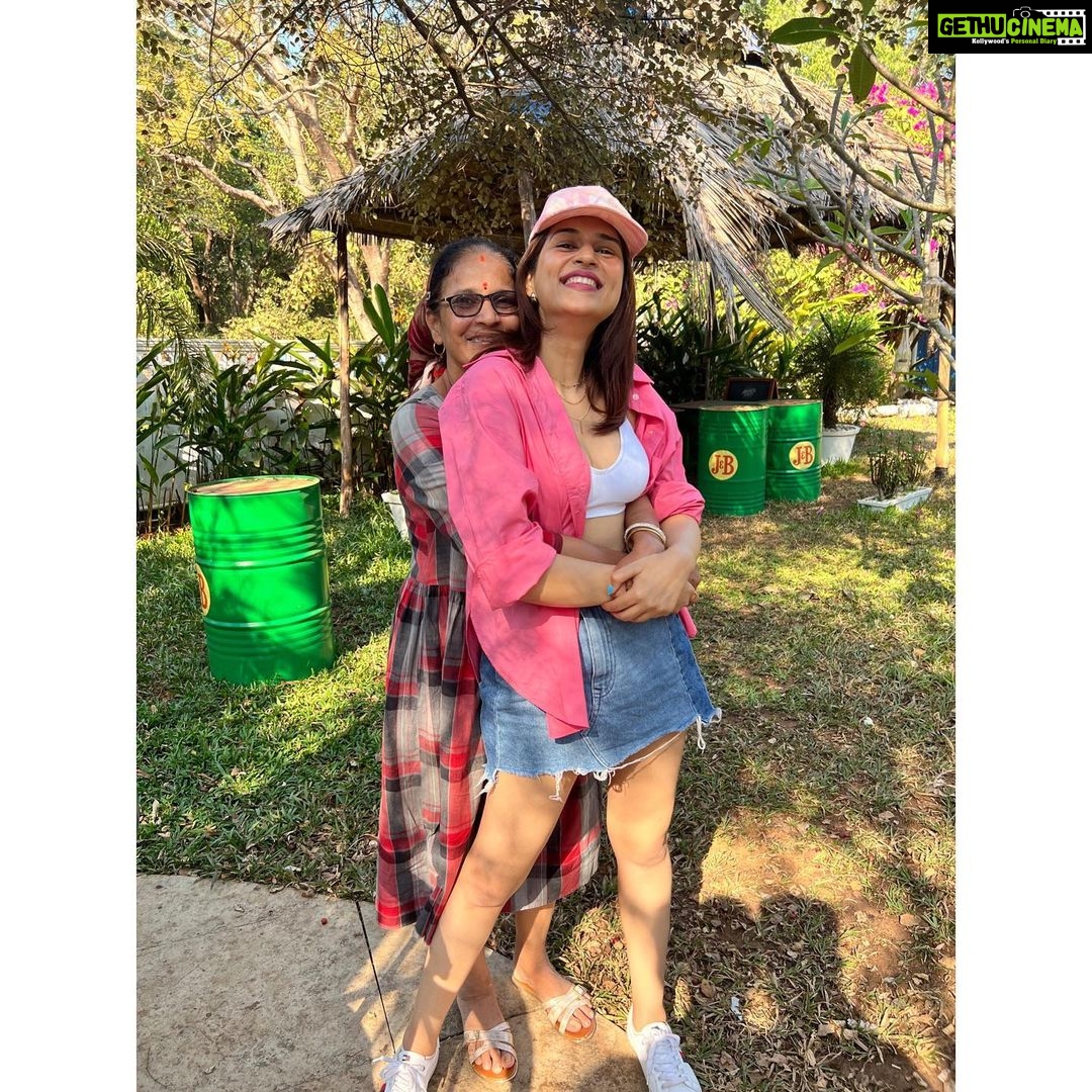 Shraddha Das Instagram - Could I be any happier?! π Thank you @gouriepatil @snehzala , @mumbaiphotowala , @amanjaitly9 , @ankit5589 , @thesharpeyeddude for this super fun and memorable birthday! @bistrovagator #goa #birthday #vagator #friendstrip Bistro Vagator