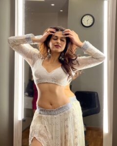 Shraddha Das Instagram - I am a very black and white person living in a colorful world. 
📸 @krishnatejah 
Styling : @dangudubiyyam_reshma 
Make up : @hareshwarp 
Hair : @gouriepatil 
💃: dcpuday 

#biggboss #biggbosstelugu #performance #telugu #shraddhadas