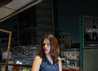 Shraddha Das Instagram - Felt all cute wearing this @freakinsindia dress😍 while celebrating Mom’s birthday last night with a quiet dinner🥰 👗 @artbyavnee #feltcutewontdeletelater #birthdaydinner #momspecial #mumbai #momanddaughter #shraddhadas Foo