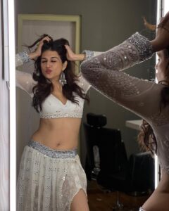 Shraddha Das Instagram - I am a very black and white person living in a colorful world. 
📸 @krishnatejah 
Styling : @dangudubiyyam_reshma 
Make up : @hareshwarp 
Hair : @gouriepatil 
💃: dcpuday 

#biggboss #biggbosstelugu #performance #telugu #shraddhadas