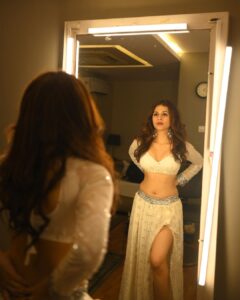 Shraddha Das Instagram - I am a very black and white person living in a colorful world. 
📸 @krishnatejah 
Styling : @dangudubiyyam_reshma 
Make up : @hareshwarp 
Hair : @gouriepatil 
💃: dcpuday 

#biggboss #biggbosstelugu #performance #telugu #shraddhadas