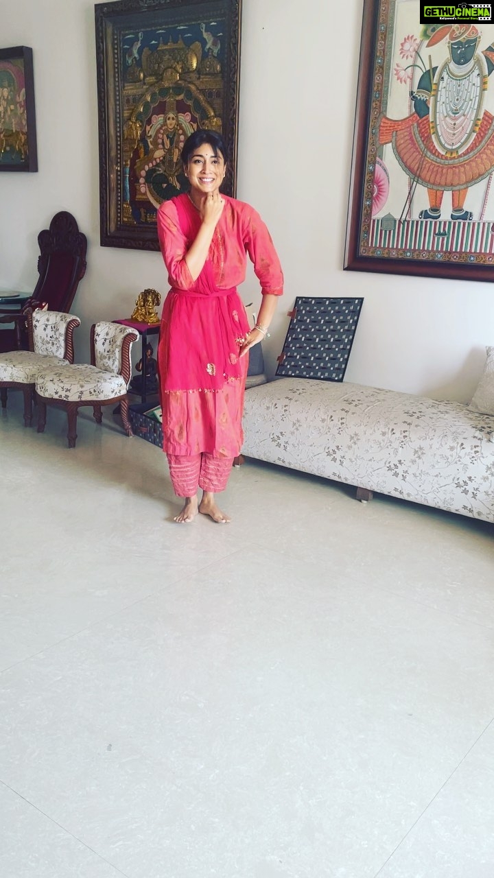 Shriya Saran Instagram - Happy Holi ! Thank you @nutanpatwardhan for teaching me this beautiful krishna Holi paran. You are an amazing teacher tai . Sending you all lots of love . May this Holi brings joy happiness and love in you life .