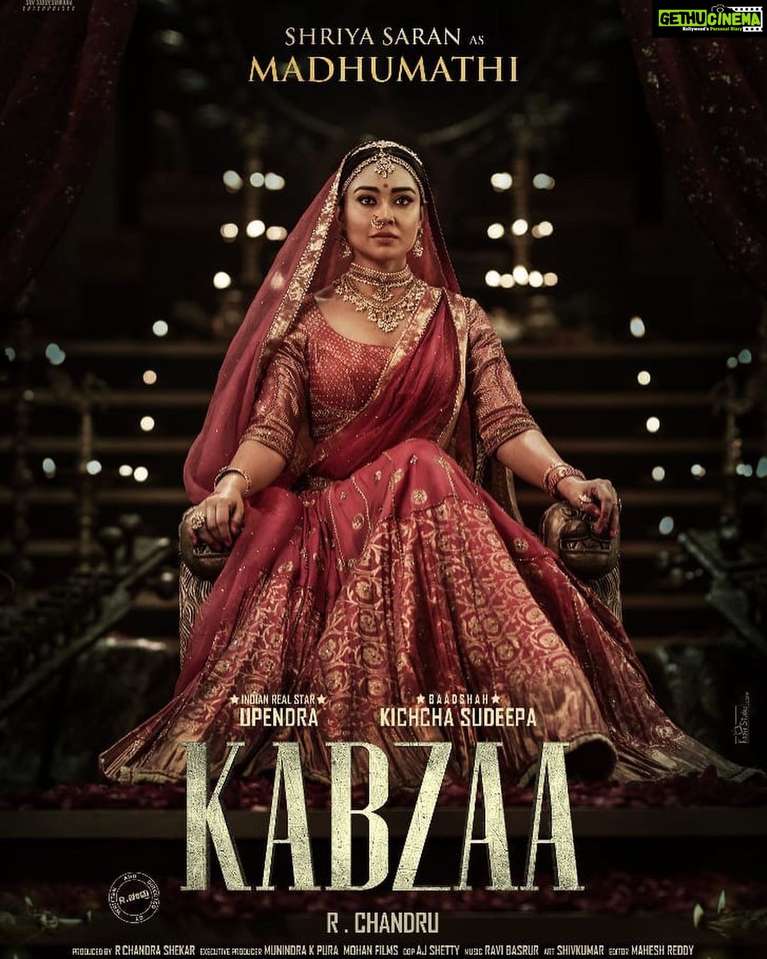 Shriya Saran Instagram - Kabza is an action movie set in 1970's. This movie depicts the journey of a brutal gangster in India history ever revealed. Even I'm curious to know about it.. aren't you? Directed by amazing @rchandru_movies . thank you @sithara_kudige for this stunning outfit . Jwellery by @kushalfashionjewellery Make up by : @makeupbymahendra7 Hair by : @priyanka__hairstylist . So happy be working with amazing actors …. This is going to to be one fantastic movie 🎥 @nimmaupendra @kichhasudeepa @kabzaamovie @ravibasrur