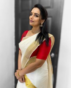 Shweta Menon Instagram - #shwethamenon @shwetha_menon 

MUA @sijanmakeupartist 

Stylist @sabarinathk_ 

Traditional Costume @ar_handlooms_kuthampully 

Jewellery @mayoorajewels_by_archana