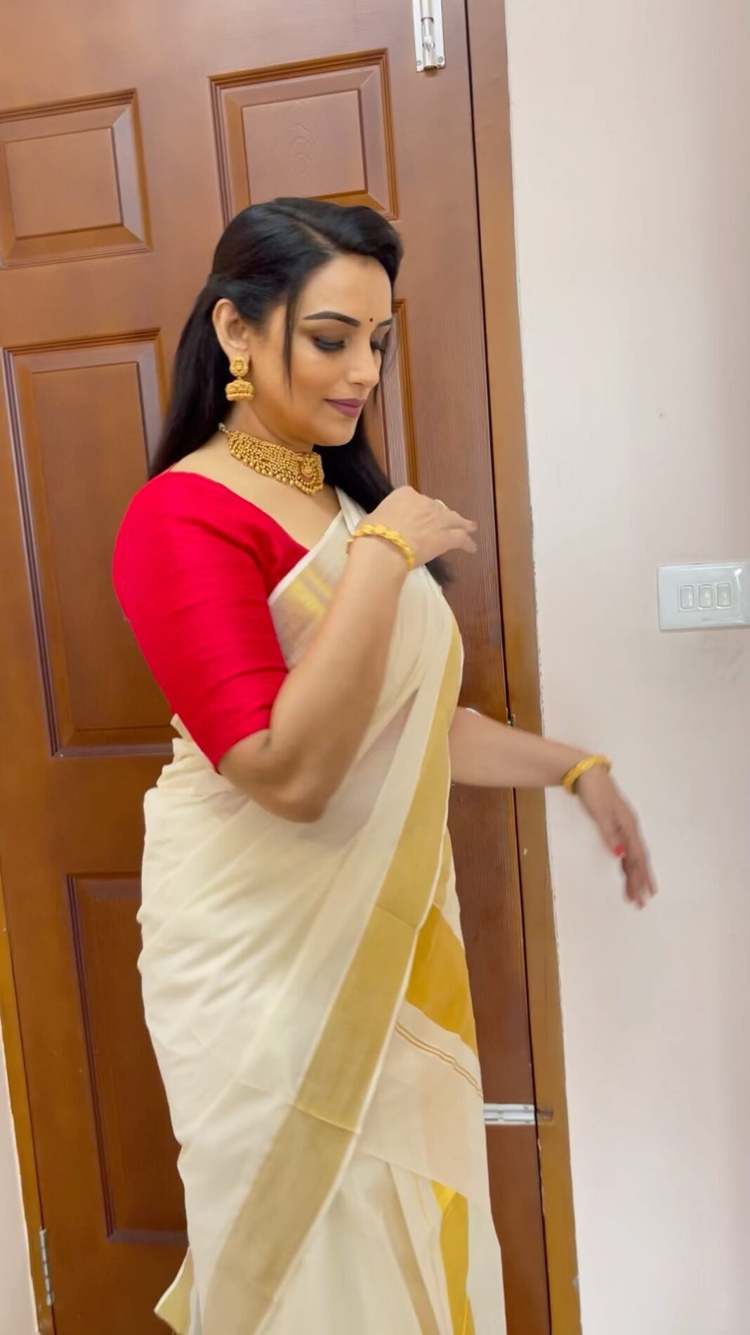Shweta Menon Instagram - Just to celebrate #hridayammovie songs, my favourite album from last year MUA @sijanmakeupartist Stylist @sabarinathk_ Traditional Costume @ar_handlooms_kuthampully Jewellery @mayoorajewels_by_archana Kochi, India