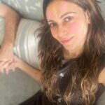 Simran Kaur Mundi Instagram - Happiee Holiiii 🥳🎨 #holihai . . #happyholi #rangbarse #goodhairday #glow #handinhand #❤️ #🎨