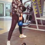 Soha Ali Khan Instagram - It’s always more fun (and more competitive) when you work out with a buddy! #mondaymotivation #workout #fitness @radhika_nihalani @karansawhney11 @thetribeindia #legday