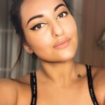 Sonakshi Sinha Instagram - #sundayselfie… but make it video 😂 #reelitfeelit #reelkarofeelkaro #beautyreels #eyeliner