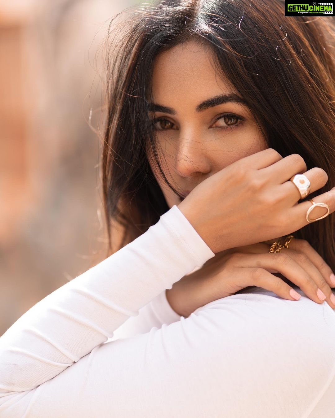 Sonal Chauhan Instagram - π¦ . . . . . . . . . . . . . . . . . . . . . . . . . . πΈ @dieppj HMU @vijaysharmahairandmakeup #love #sonalchauhan #baby #weekend #saturday #wild #sun #magic #miracle #tuesday #gold #eyes #rings