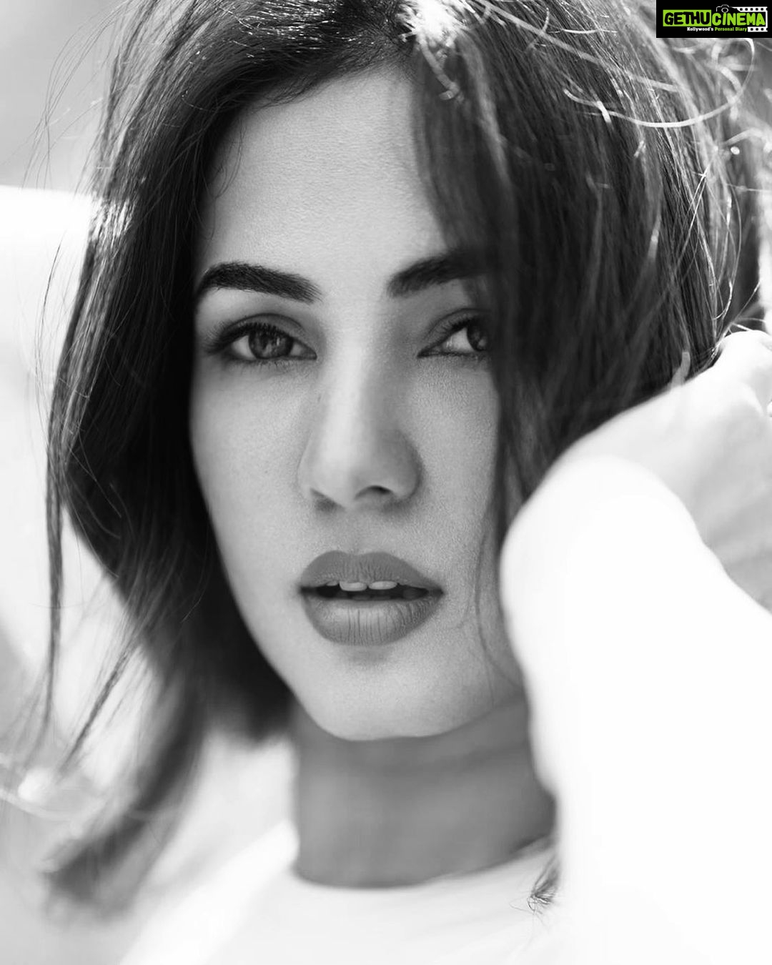 Sonal Chauhan Instagram - “Magic is when our eyes meet, and we feel the spark between our hearts. You are wonderful.” In frame - fav @sonalchauhan ❤️ #portrait #portraitphotography #portrait_vision #monochrome #bw #bwphotography #sonalchauhan #pic #sunday Bandra World of Storytellers