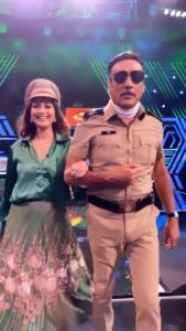 Sonali Bendre Instagram - With the man who needs no introduction! @apnabhidu 

#didlilmasters @zeetv 

#jackieshroff #trendingreels #song #reelitfeelit