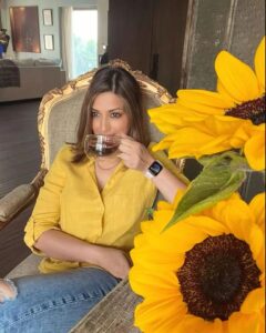 Sonali Bendre Instagram - Sunflowers and coffee… no better way to #SwitchOnTheSunshine