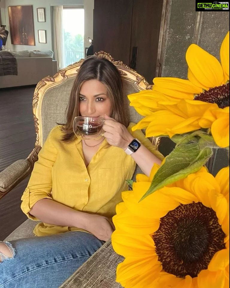 Sonali Bendre Instagram - Sunflowers and coffee… no better way to #SwitchOnTheSunshine