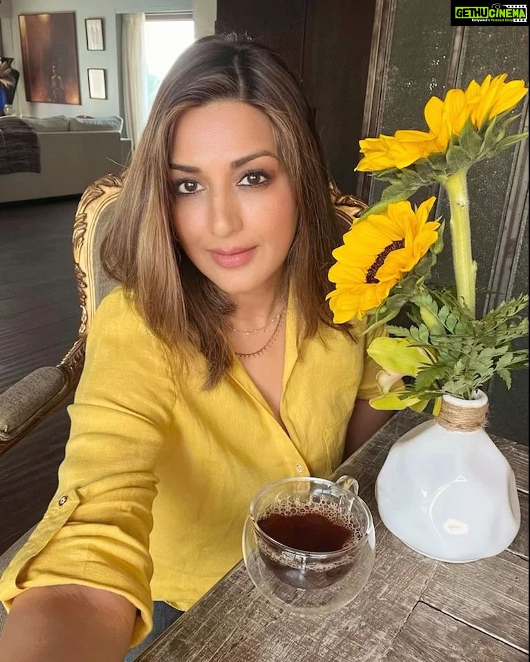 Sonali Bendre Instagram - Sunflowers and coffee… no better way to #SwitchOnTheSunshine