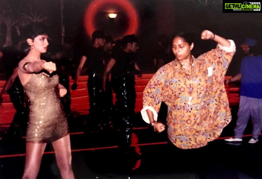 Sonali Bendre Instagram - Circa 1996! Sooo many memories come flooding back with these photos ♥️ This is me, rehearsing with @geeta_kapurofficial for ‘Tum Nahin Jana’ from #Duplicate Missed you @farahkhankunder 💖 #DIDLilMasters