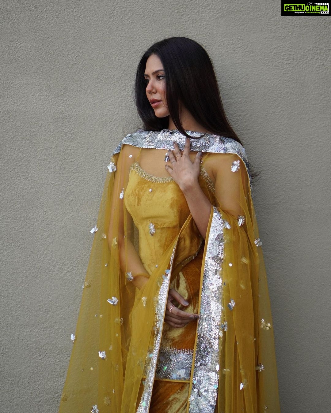 Sonam Bajwa Instagram - 🍯 🍯 @hussainrehar.official
