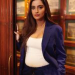 Sonam Kapoor Instagram - Ready for the new @vegnonveg store launch with the cutest date. Love you @anandahuja so proud of you and @aabhineet and @emiliabergmans. Styled by @rheakapoor @abhilashatd MUA @namratasoni 📸 @thehouseofpixels #everydayphenomenal