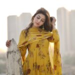 Sonarika Bhadoria Instagram - कुछ यूँ मिली नज़र उनसे की… बाक़ी सब नज़रंदाज़ हो गये.. ~ Gulzar Saab 📸 @dieppj Outfit @kameez.co_